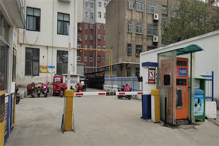 益王府花园三楼3室2厅1卫93万116m2精装修带车库出售